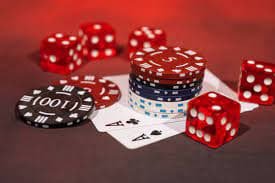 Sebuah meja casino dengan dealer membagikan kartu poker di ruangan dengan pencahayaan dramatis